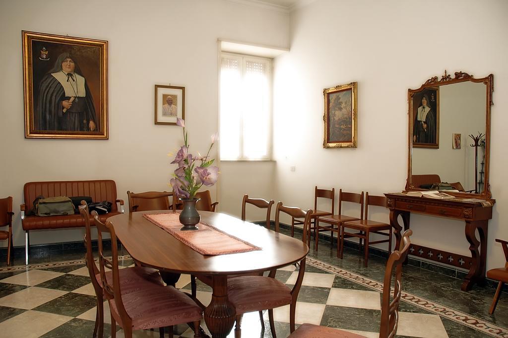 Hôtel Casa Religiosa Per Ferie Ancelle Del Santuario à Rome Extérieur photo